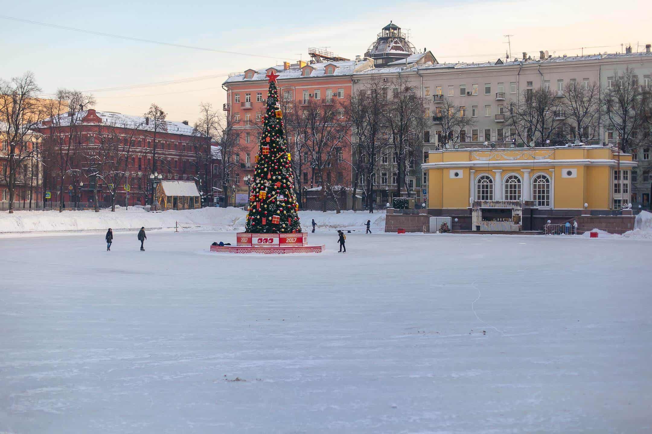 Каток на Патриарших прудах.